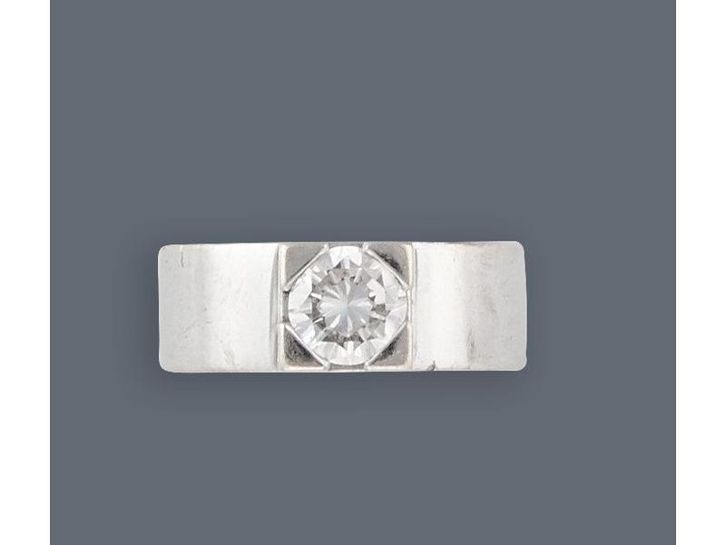 BAGUE large en or blanc (750) ornée d'un...