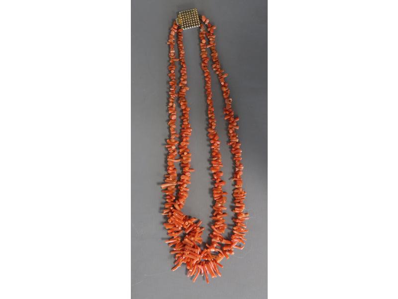 COLLIER double rangs en corail, fermoir métal....
