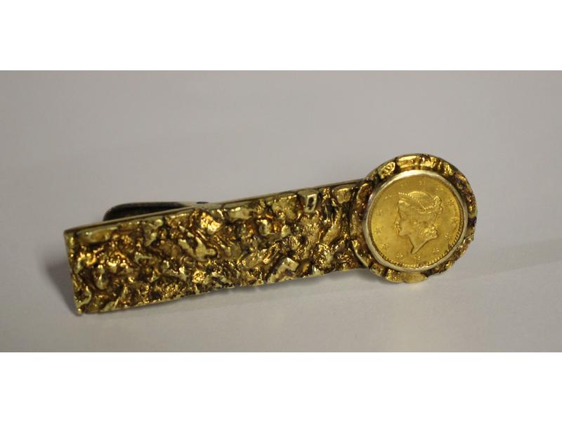 BARRETTE en métal ornée d'une pièce en or...
