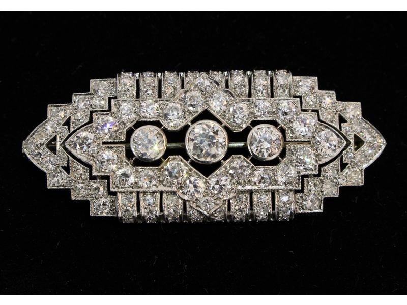 BROCHE en platine et or gris (750), de forme...