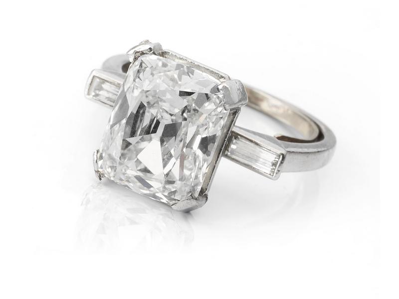 BAGUE en platine ornée d'un diamant taille...