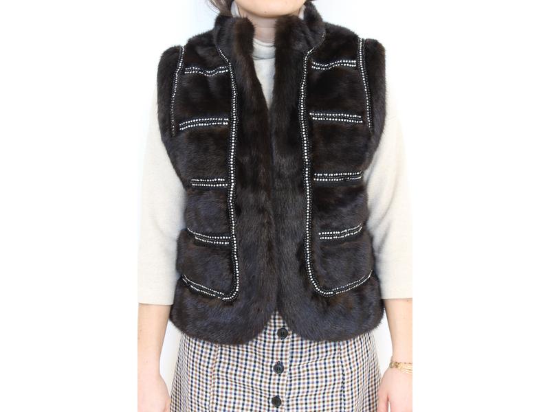 VESTE EN VISON sans manches à décor brodé...