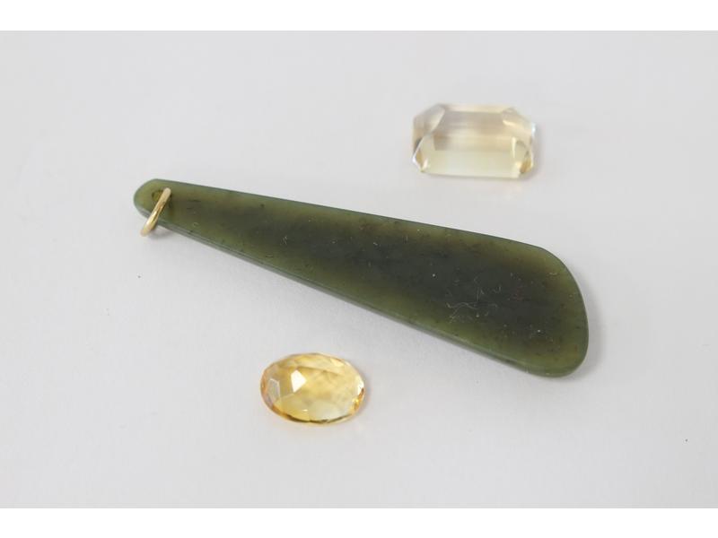 PENDENTIF en jade épinard, et deux citrines,...