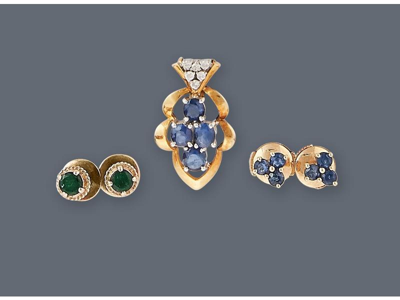 DEUX PAIRES DE CLOUS D'OREILLES