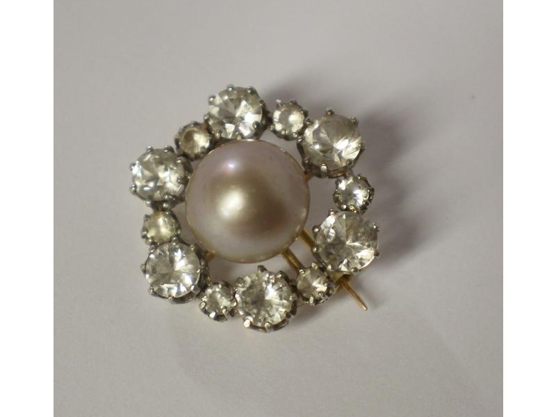 PETITE BROCHE en or jaune (750)  sertie d'une...
