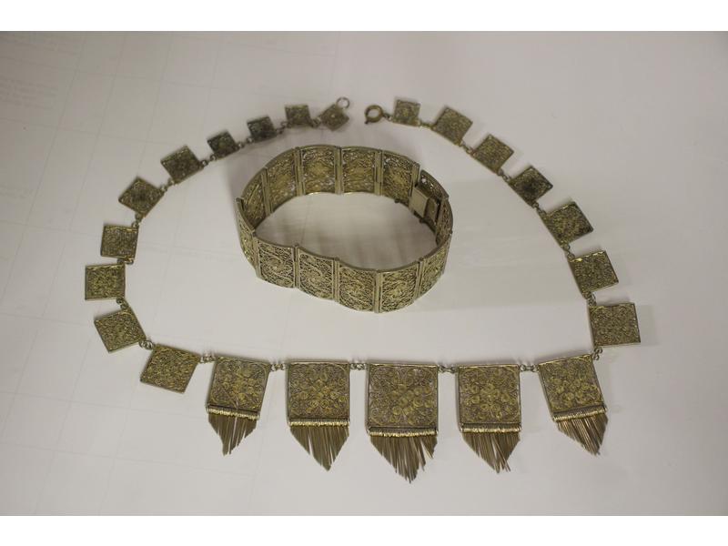 COLLIER ET BRACELET souples ajourés en argent...