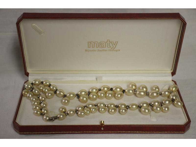COLLIER en perles fantaisies, alternées de...