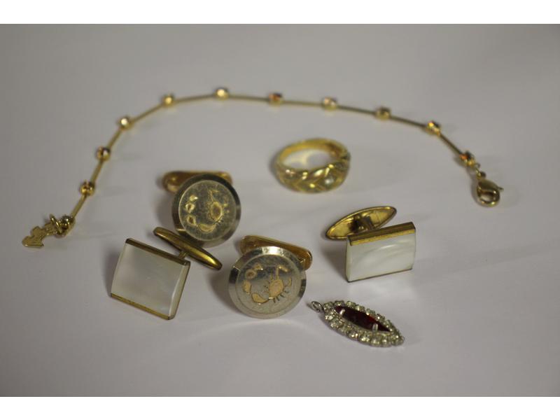 LOT DE BIJOUX FANTAISIES, comprenant : bracelet...
