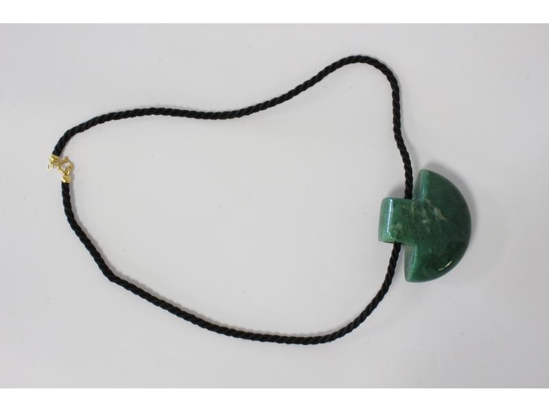 COLLIER en tissu noir et fermoir en or jaune...