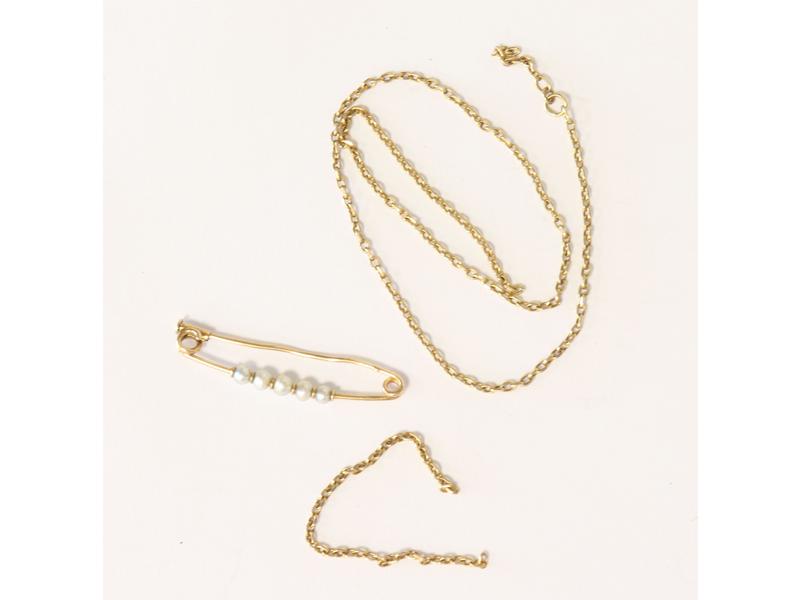 EPINGLE en or (750) et semence de perles...