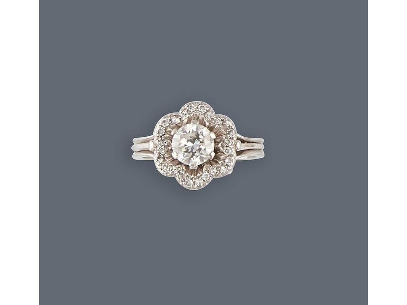 BAGUE de type marguerite en or gris (750),...
