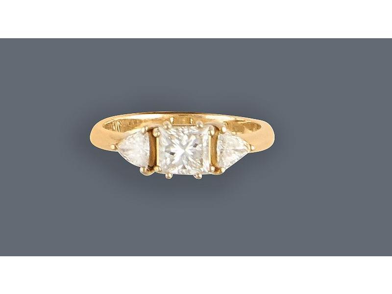 BAGUE en or jaune (750) sertie d'un diamant...