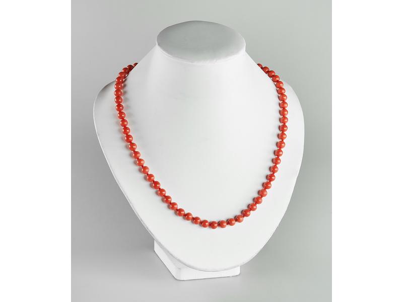 COLLIER d'environ 64 perles de corail orange,...