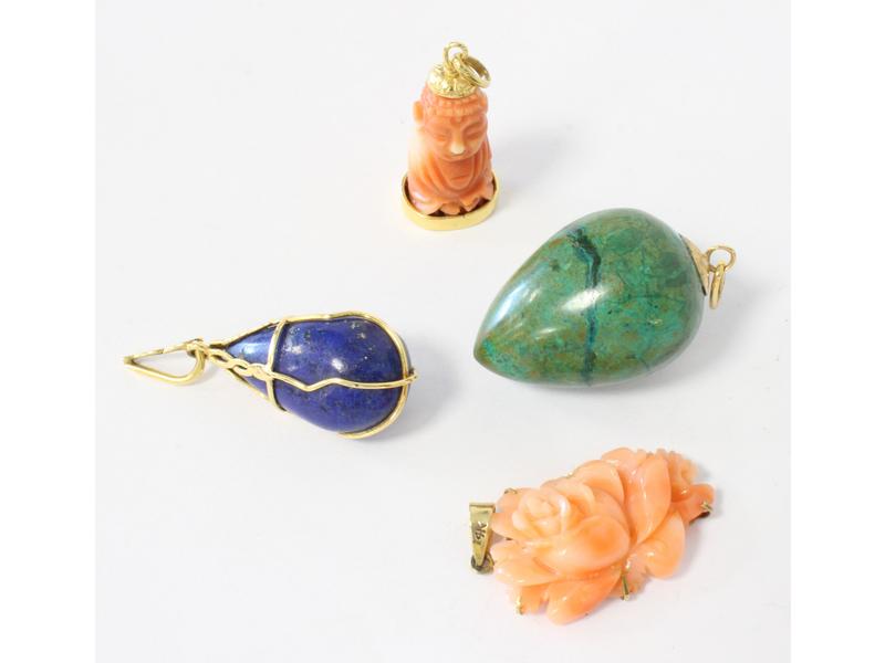 QUATRE PENDENTIFS en corail, lapis lazuli...