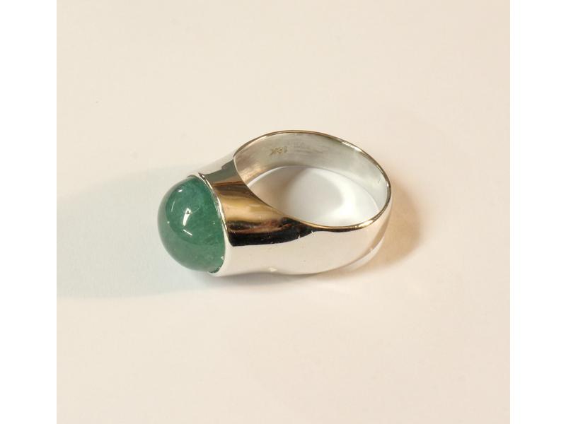 BAGUE en or gris (750) sertie d'une émeraude...
