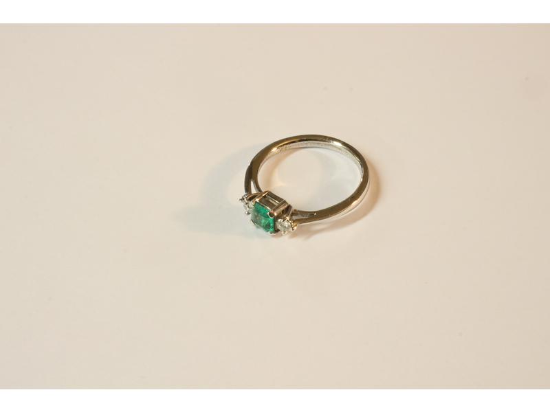 BAGUE en or gris (750) sertie d'une émeraude...
