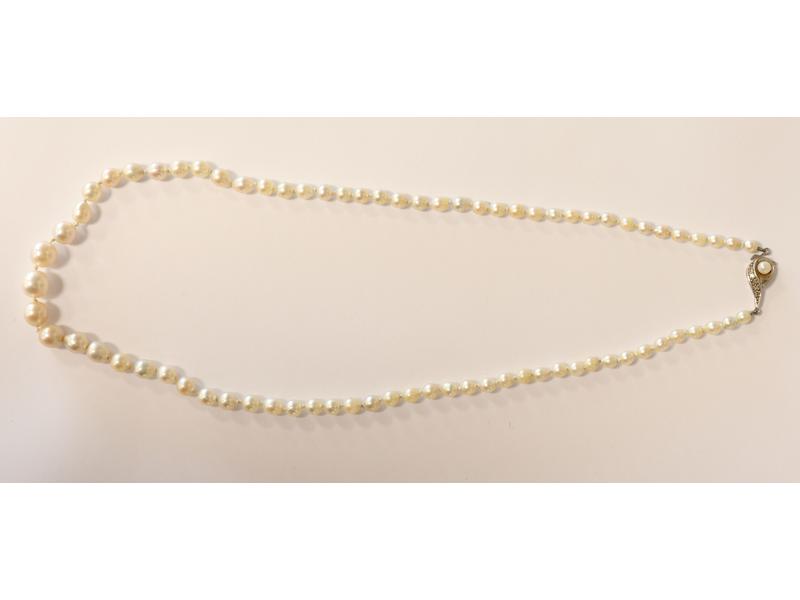 COLLIER d'environ 77 perles légèrement oblongues...