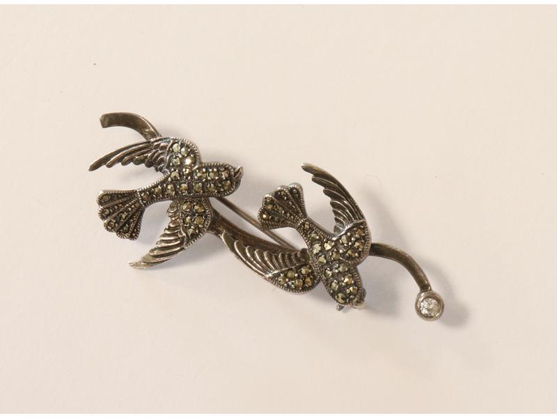 BROCHE en argent (925) figurant deux colombes...
