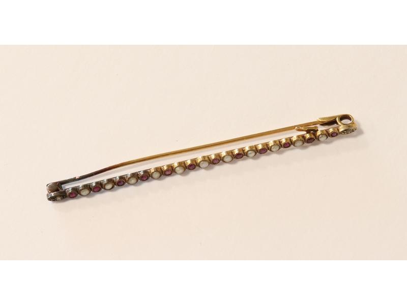 BROCHE BARRETTE en or jaune (750) à demi-perles...