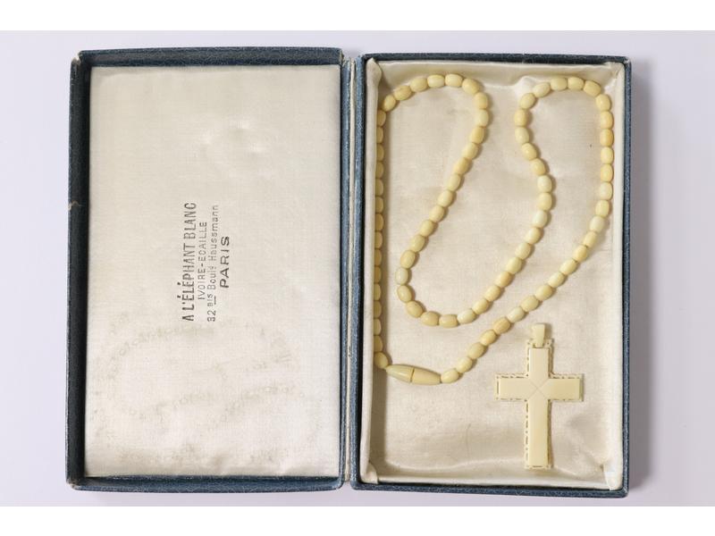 PENDENTIF en forme de croix en ivoire (Haut....