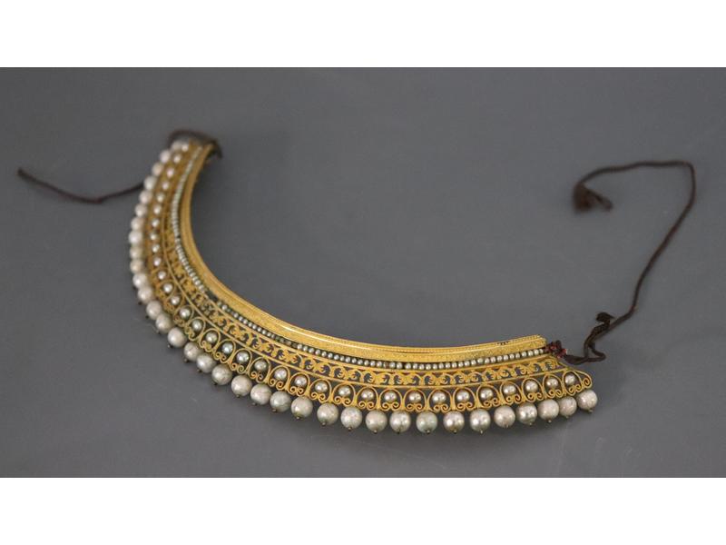 ELEMENT DE DIADEME en métal doré ajouré à...