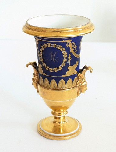 PETIT VASE type Médicis en porcelaine dorée,...