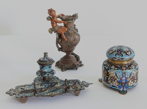 DEUX ENCRIERS en bronze et émaux cloisonnés...