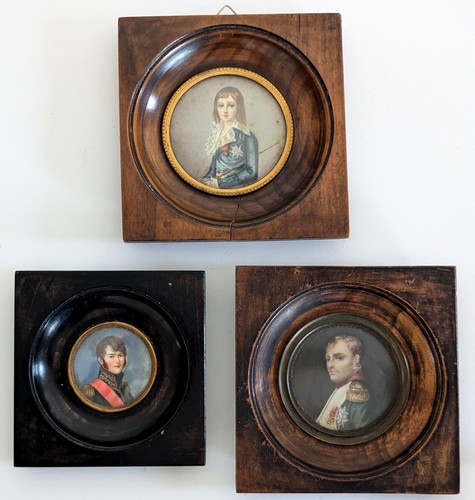 TROIS MINIATURES rondes gouachées représentant...