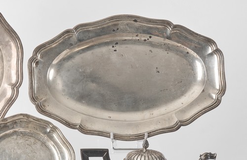 PLAT ovale en argent (950) à contour fileté,...