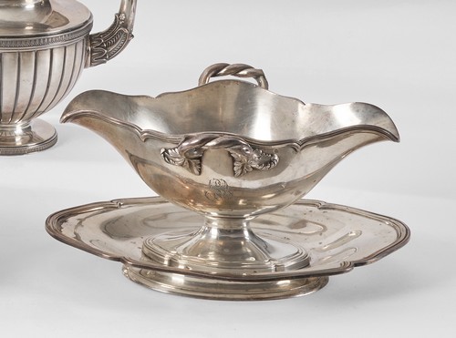 SAUCIERE double à anses feuillagées sur dormant...