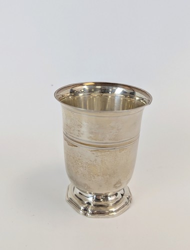 TIMBALE TULIPE en argent (950), le corps...