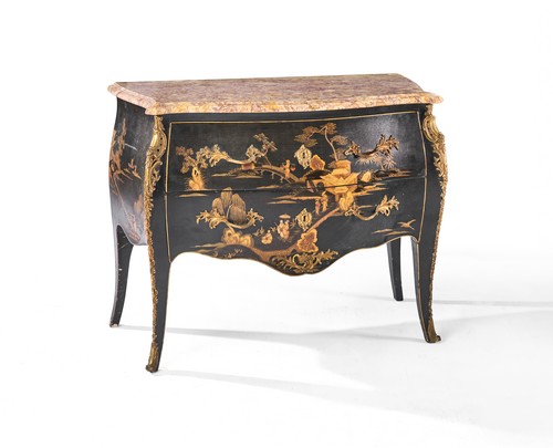 COMMODE à façade galbée ouvrant à deux tiroirs...