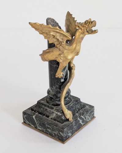 PRESSE-PAPIER figurant un dragon en bronze...