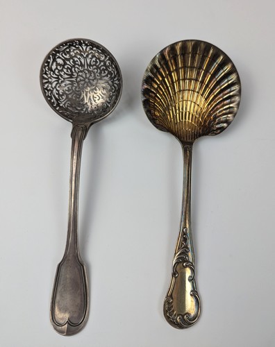 CUILLERE A SAUPOUDRER en argent (950) modèle...