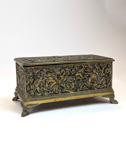 COFFRET rectangulaire en bronze à décor de...