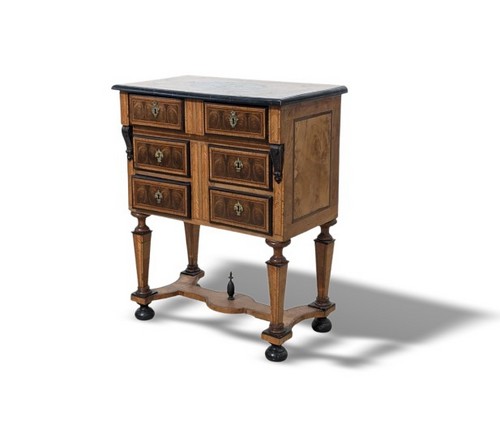 PETITE TABLE BUREAU en placage d’orme et...