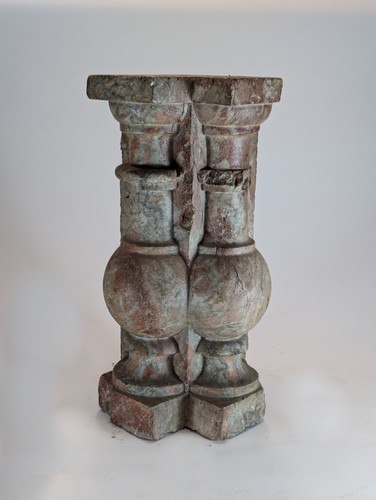 BALUSTRE D’ANGLE en marbre rose sculpté à...