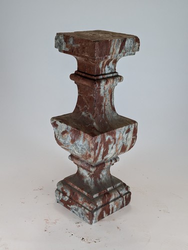 COLONNE BALUSTRE en marbre rose sculpté.