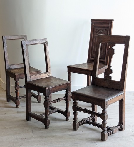 QUATRE CHAISES dont une paire dite Lorraines...