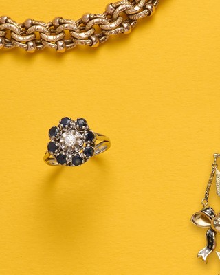 BAGUE fleur en or gris (750) centrée d'un...