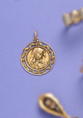 MÉDAILLE en or (750) figurant la Vierge dans...