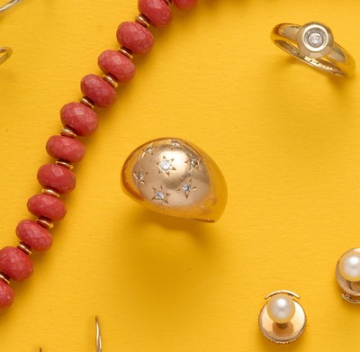 BAGUE bombée en or (750) et petits diamants...