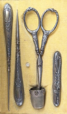 NÉCESSAIRE DE COUTURE en argent fourré (925)...