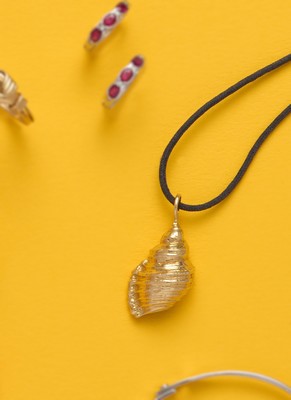 PENDENTIF en or (750) en forme de coquil...