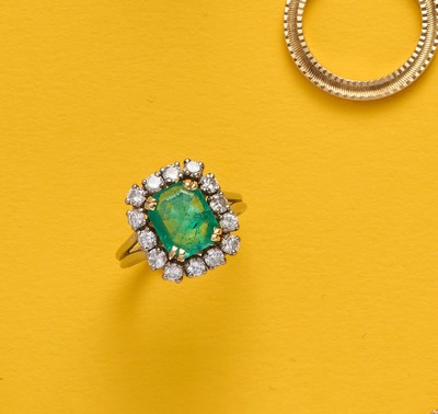 BAGUE en or gris (750) centrée d'une émeraude...