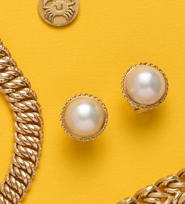 PAIRE DE BOUCLES D'OREILLES en or (750) serties...