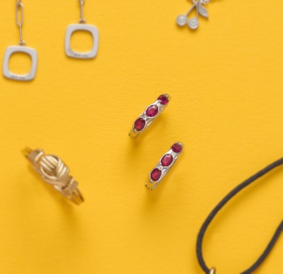 PAIRE DE BOUCLES D'OREILLES en or gris (750)...