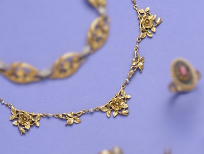 COLLIER DRAPERIE en or (750) à trois motifs...
