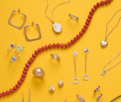 COLLIER de perles de corail facettées alternées...