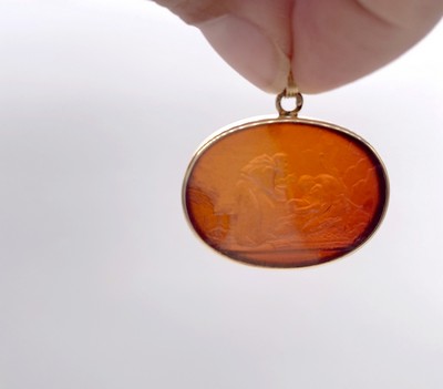 PENDENTIF en or (750) et intaille sur verre...